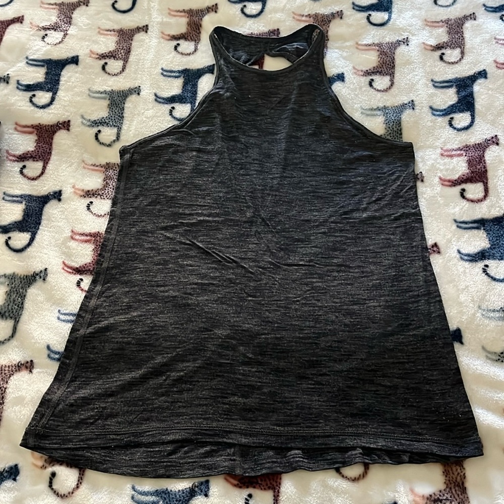 🍋 Lululemon twist back tank top